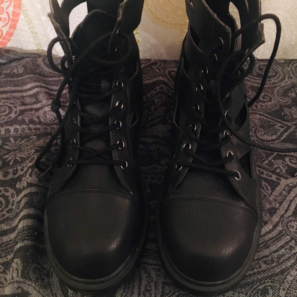 🎁☃️Torrid combat boots size 10